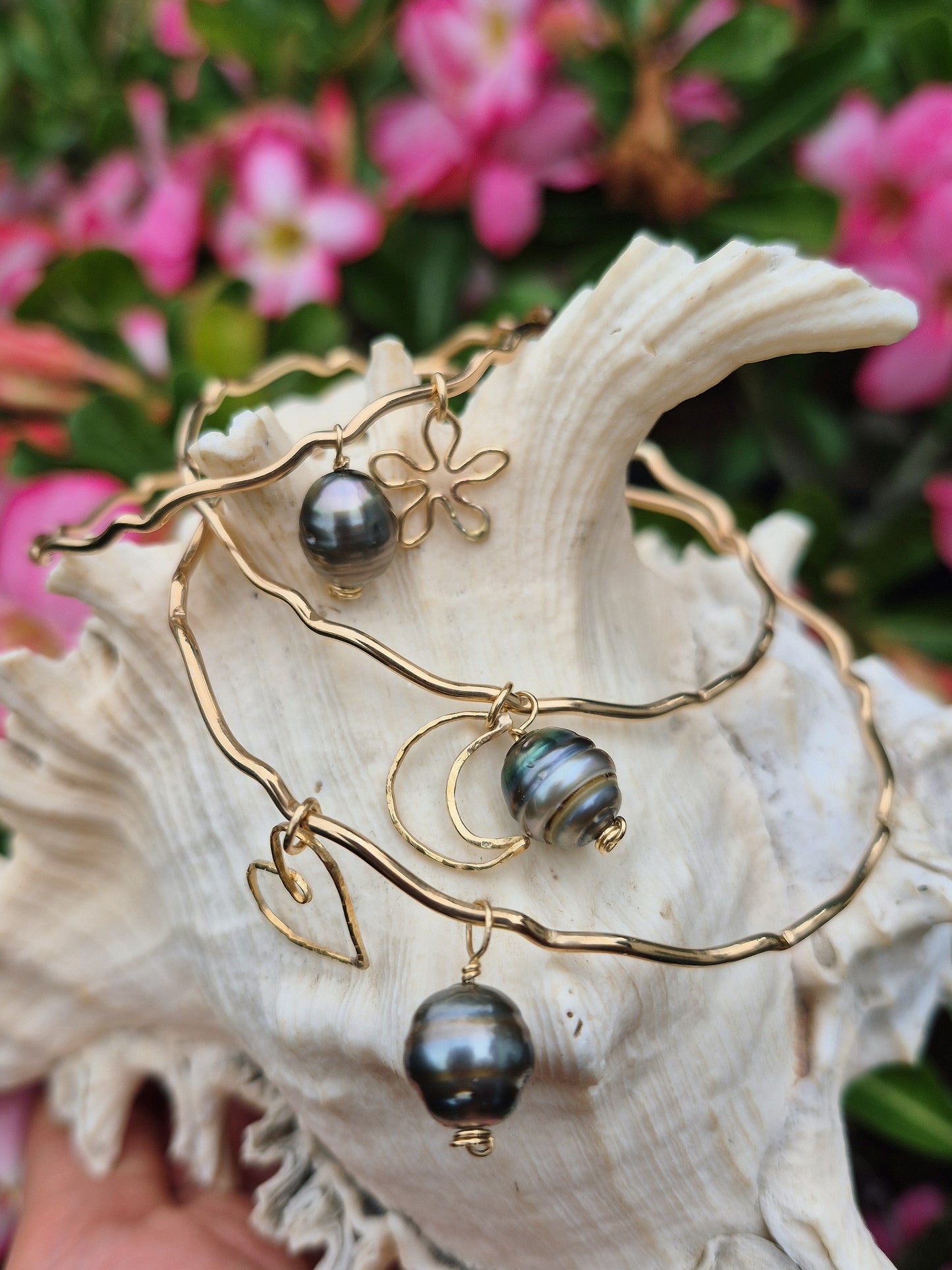 Charm Bangle Wavy | Tahitian Pearl | 14k Gold Filled